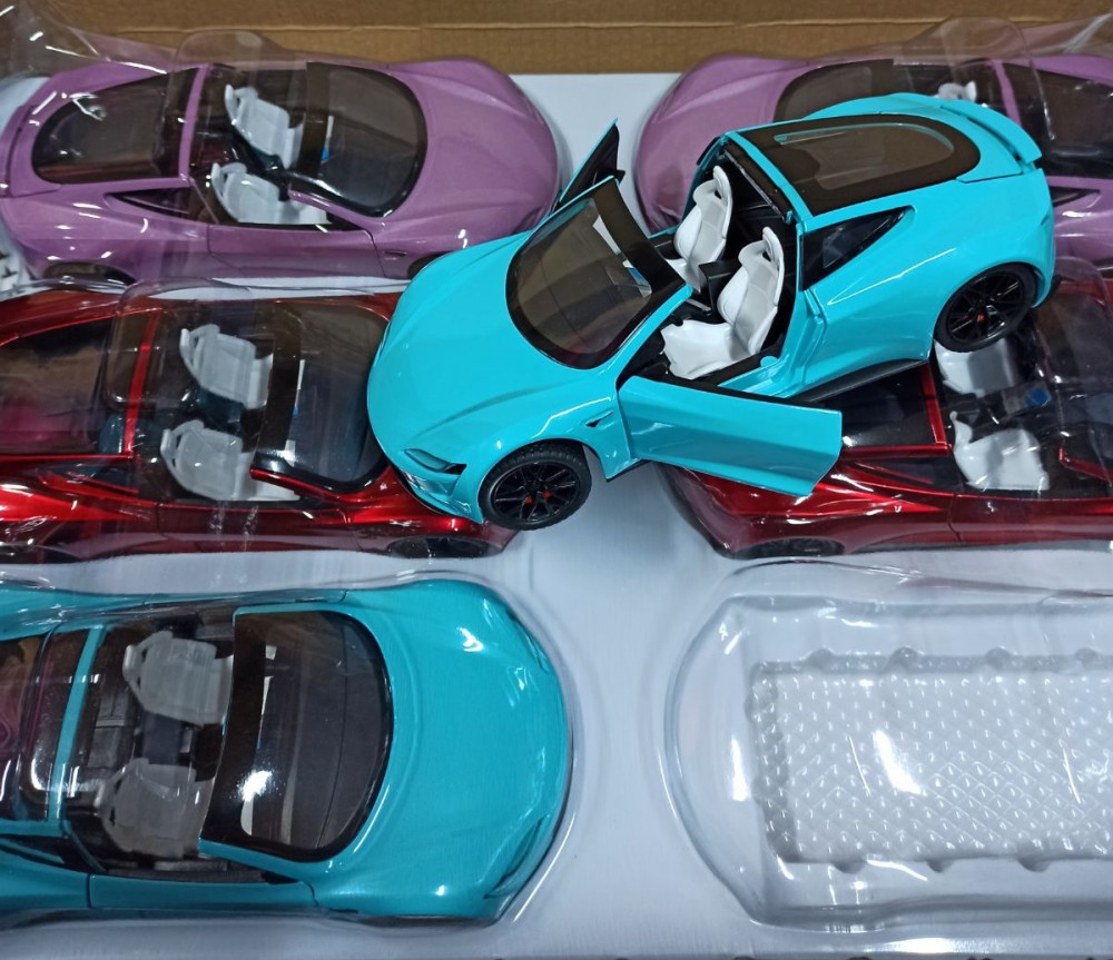 Набор металлических машинок "Tesla Roadster" (3 цвета)